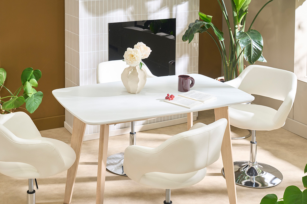 Wei�e Design-Esstisch mit hellem Holz, Draufsicht, umgeben von wei�en St�hlen.
