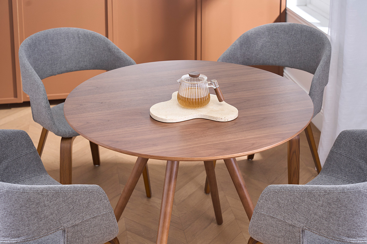 Runder Esstisch ARTIK aus Nussbaum mit grauem Stuhl, Draufsicht.