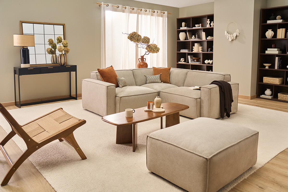 Schwarze Konsole mit drei Schubladen, Lampe und Vase als Dekoration, Frontansicht in einem Wohnzimmer.