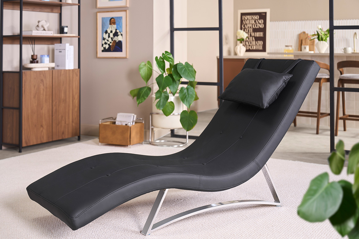 Schwarze Design-Liege mit Kissen auf einem Gestell aus verchromtem Stahl, in Dreiviertelansicht