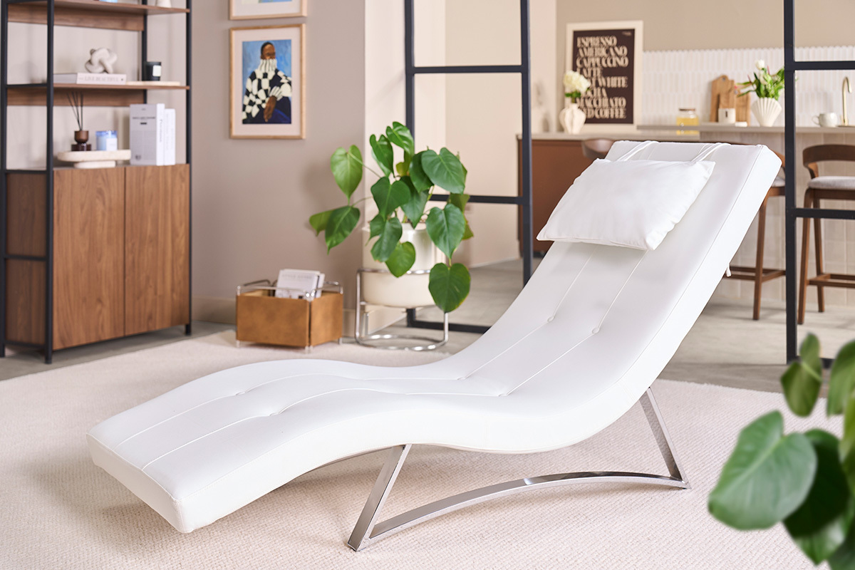 Design-Liegestuhl BARTY in Wei� mit Kissen, 3/4-Ansicht in einem modernen Interieur.