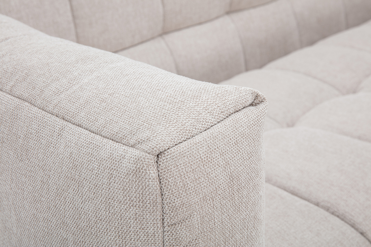 Nahaufnahme eines beigen Sofas mit strukturiertem Samteffekt-Stoff.