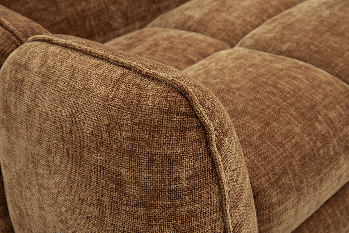 Detail eines Design-Schlafsofas f�r 3 Personen in strukturierter Samtoptik in gebranntem Erdton, Nahaufnahme.