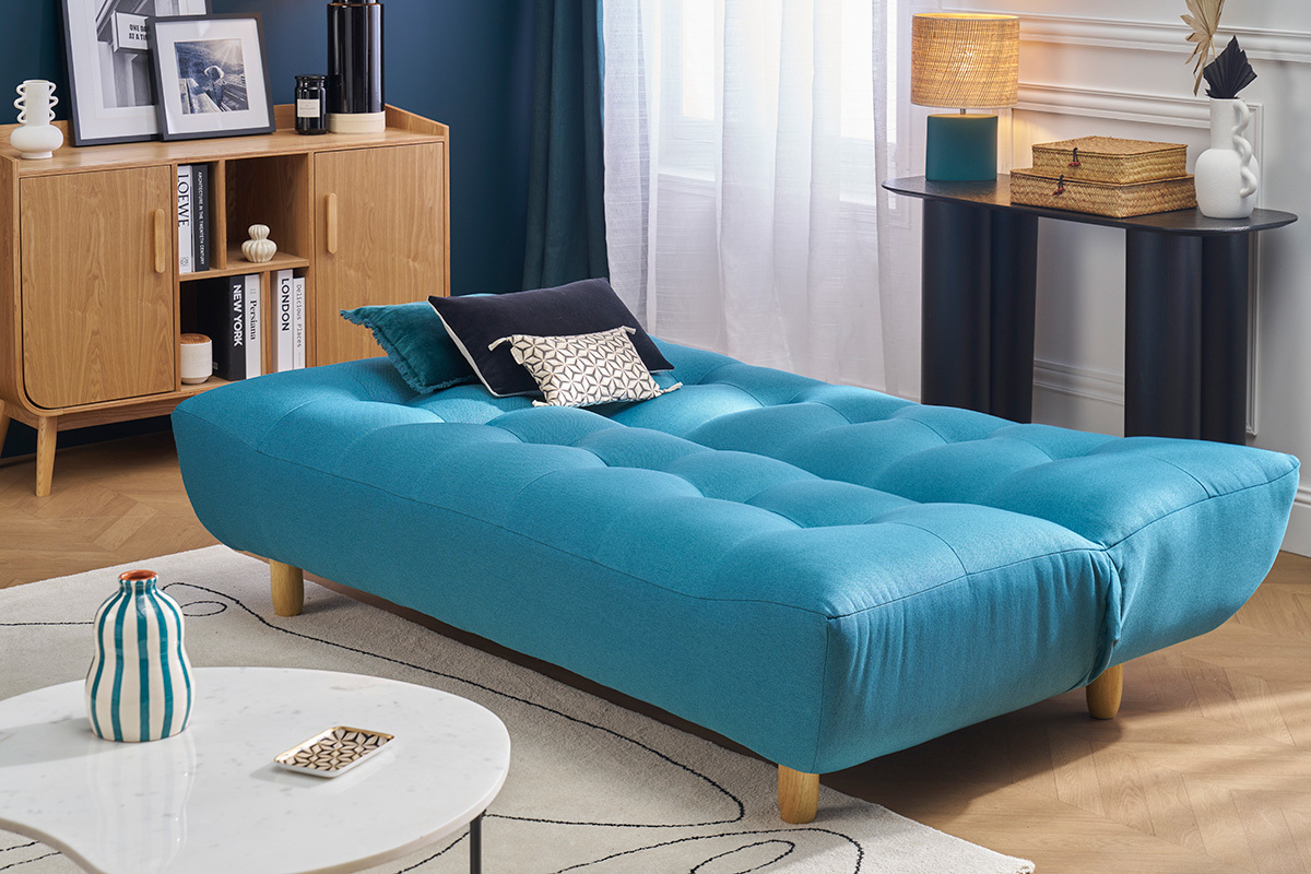 Skandinavisches Schlafsofa in Entenblau mit Holzf��en, seitliche Ansicht in einem Wohnzimmer.