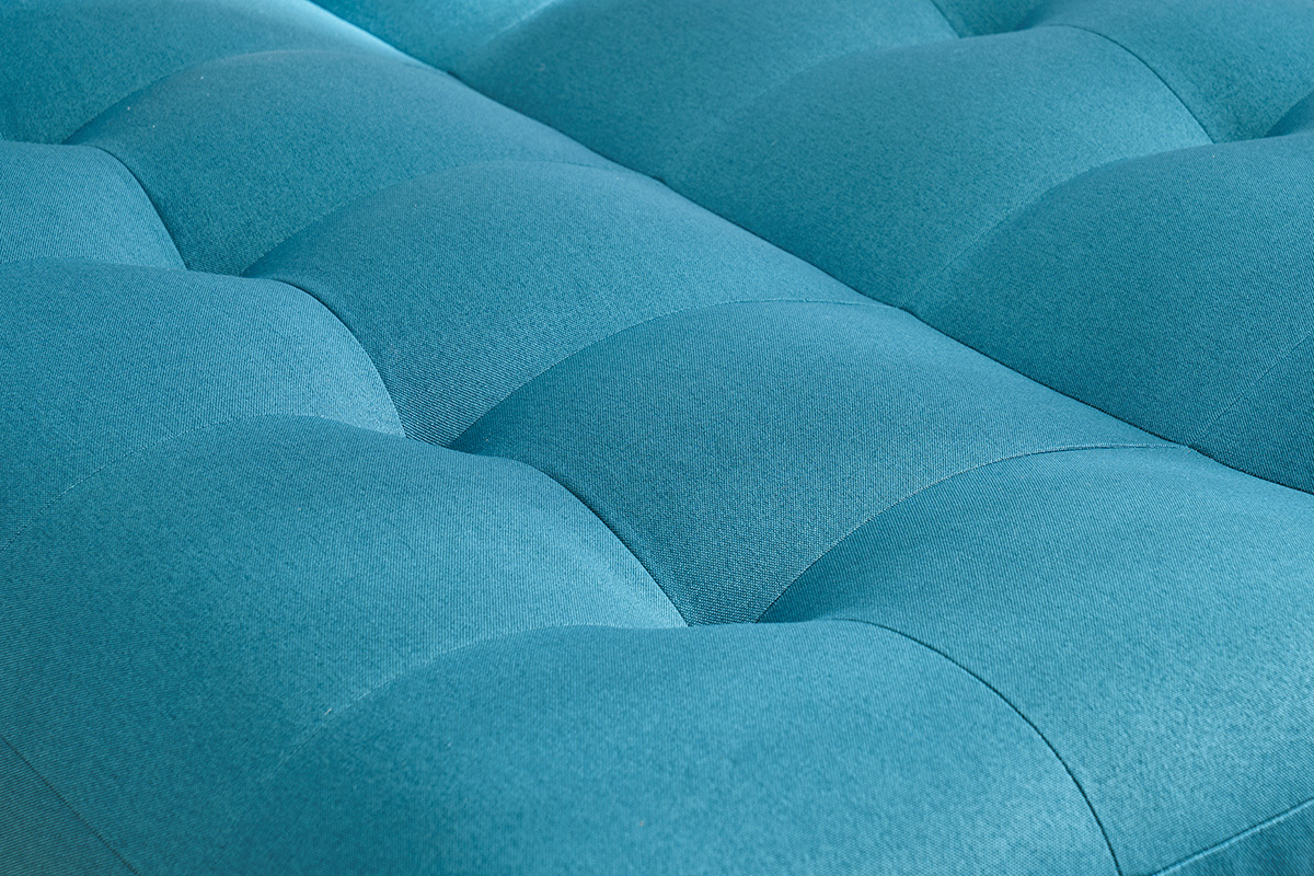 Nahaufnahme des petrolblauen Stoffes des Schlafsofas YUMI.