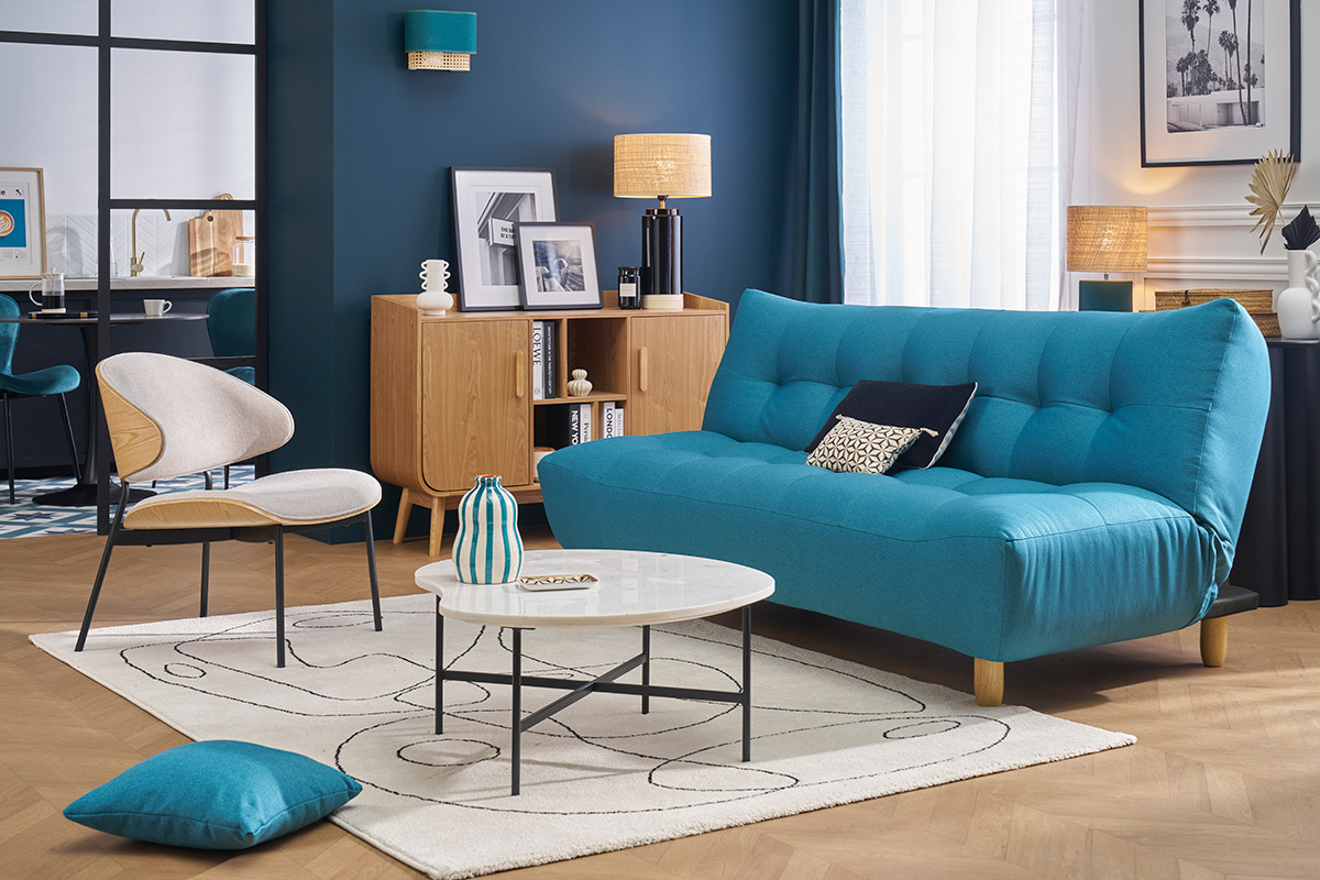 Skandinavisches Schlafsofa in Entenblau, 3-Sitzer, helles Holz, modernes Wohnzimmer.
