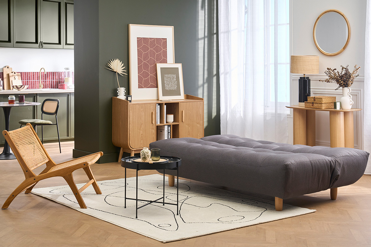 Dunkelgraues Schlafsofa f�r 3 Personen, mit hellen Holzbeinen, eingerichtet in einem modernen Wohnzimmer.