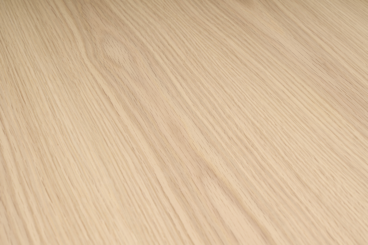 Nahaufnahme der hellen Eschentextur des modularen wei�en Schreibtisches NEW MAX.