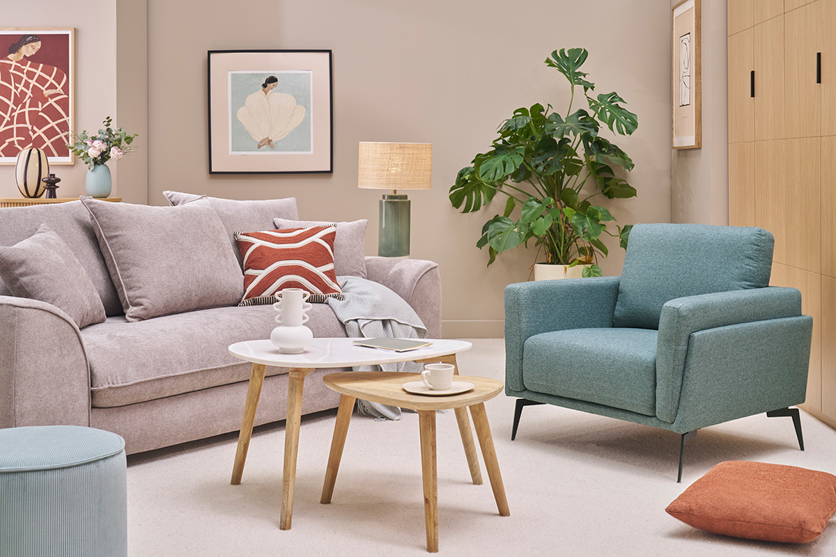 Gr�ngrauer Designersessel MOSCO mit schwarzem Metall in einem modernen Wohnzimmer.