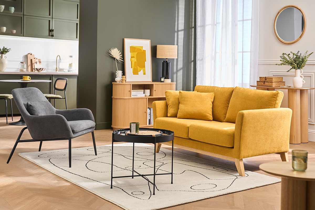 Dunkelgrauer Samteffekt-Stoffstuhl mit schwarzen Metallbeinen in einem modernen Wohnzimmer.