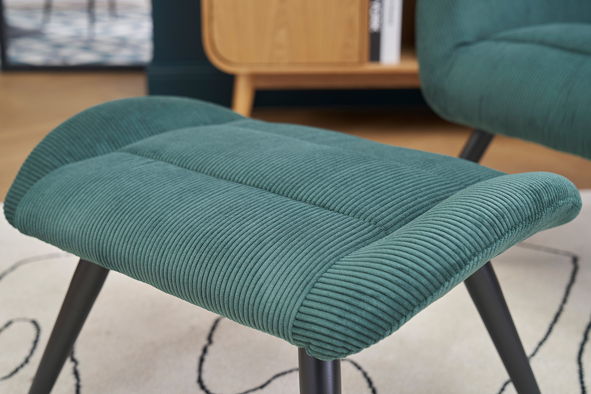 Fu�st�tze aus gr�nem Cord mit schwarzen Metallf��en, Nahaufnahme.