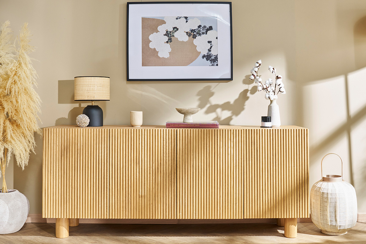 Design-Sideboard aus hellem, massiver Eiche mit Gravur 4-trig B180 cm GOSHI