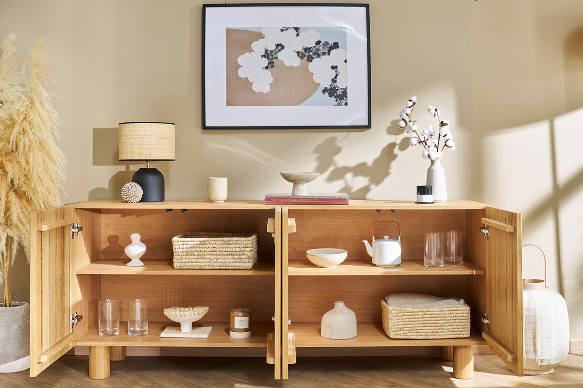 Design-Sideboard aus hellem, massiver Eiche mit Gravur 4-trig B180 cm GOSHI