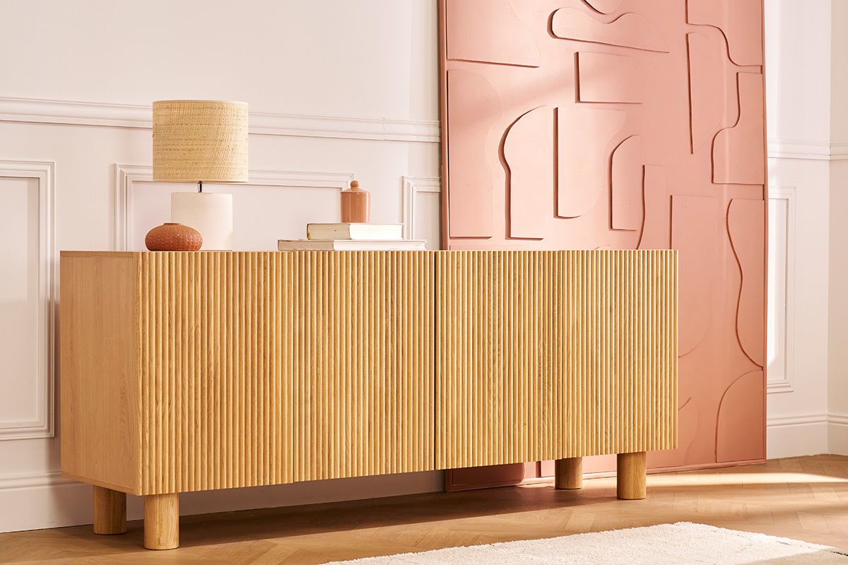Design-Sideboard aus hellem, massiver Eiche mit Gravur 4-trig B180 cm GOSHI