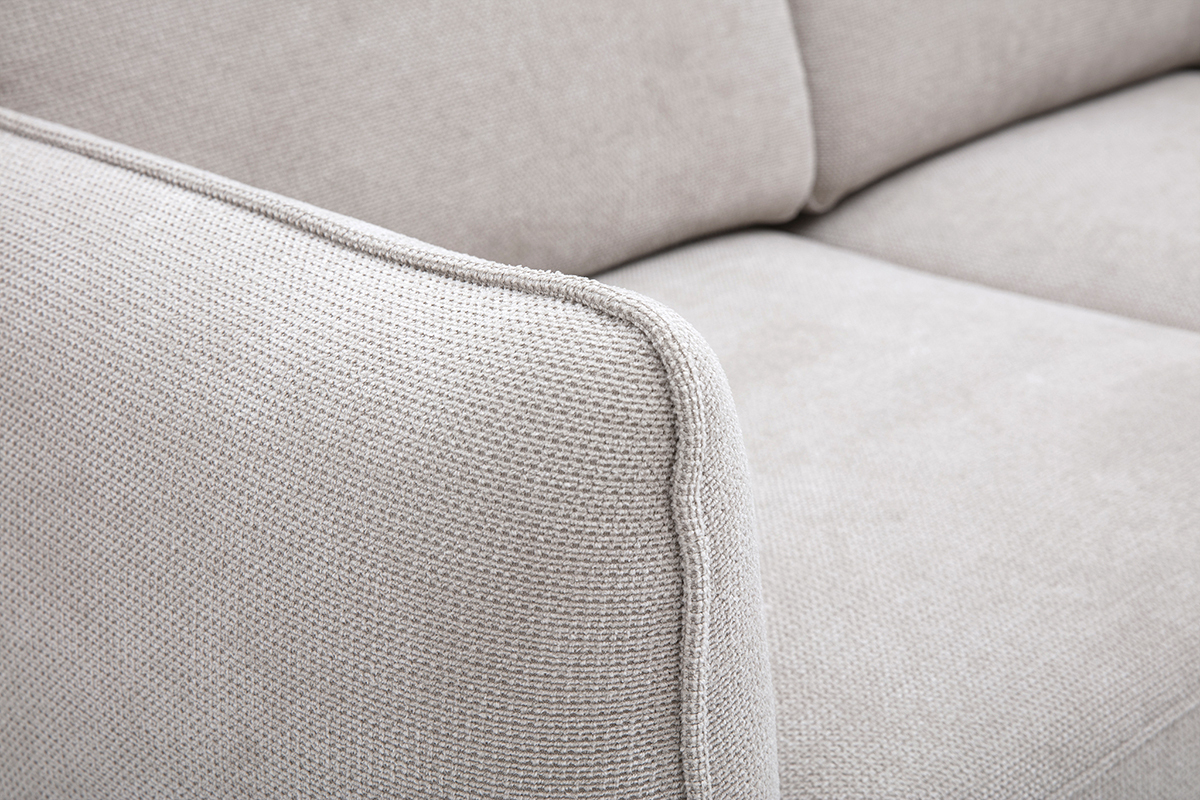 Detail des Design-Zweisitzer-Sofas aus beigem Chenille-Stoff, Nahaufnahme der abgerundeten Armlehne.