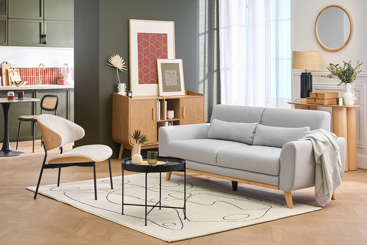 Skandinavisches 3-Sitzer-Sofa EKTOR in hellem Grau in einem modernen Wohnzimmer mit Holzm�beln.