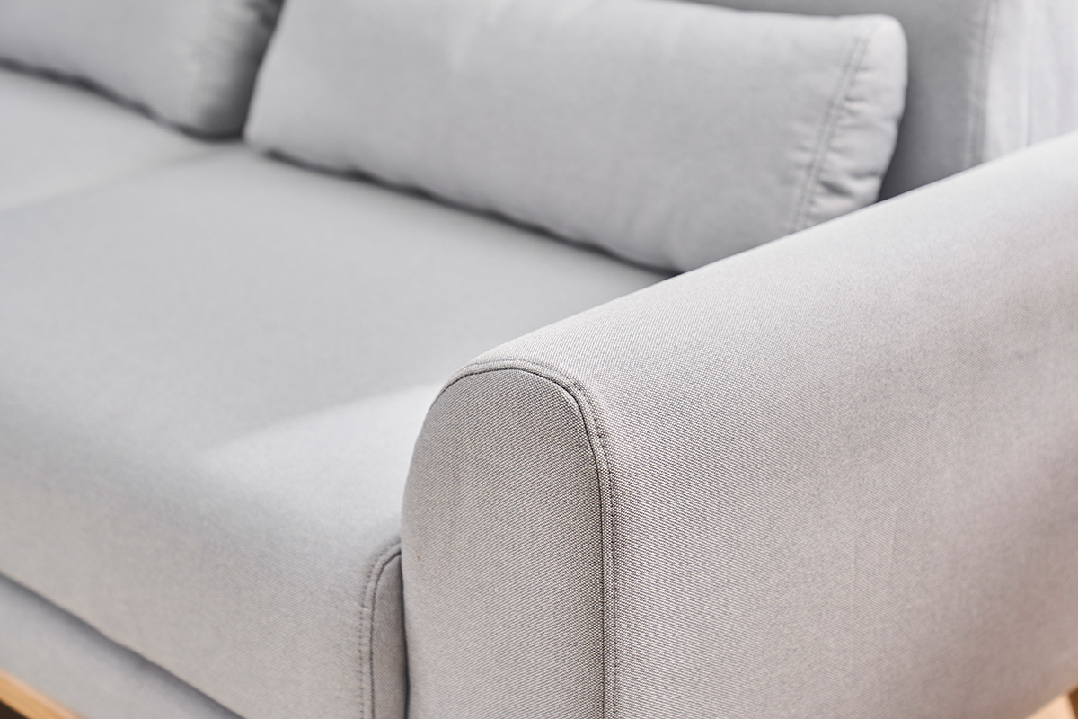 Skandinavisches 3-Sitz-Sofa in hellem Graustoff, Nahaufnahme von Armlehne und Kissen.