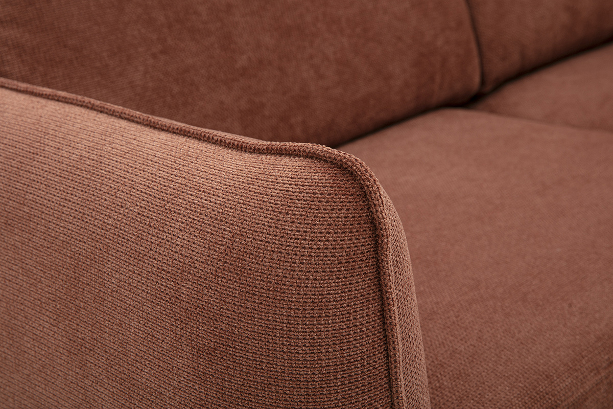 Detail des 3-Sitzer-Sofas TODD aus Chenille-Gewebe in gebrannter Erde, Seitenansicht.