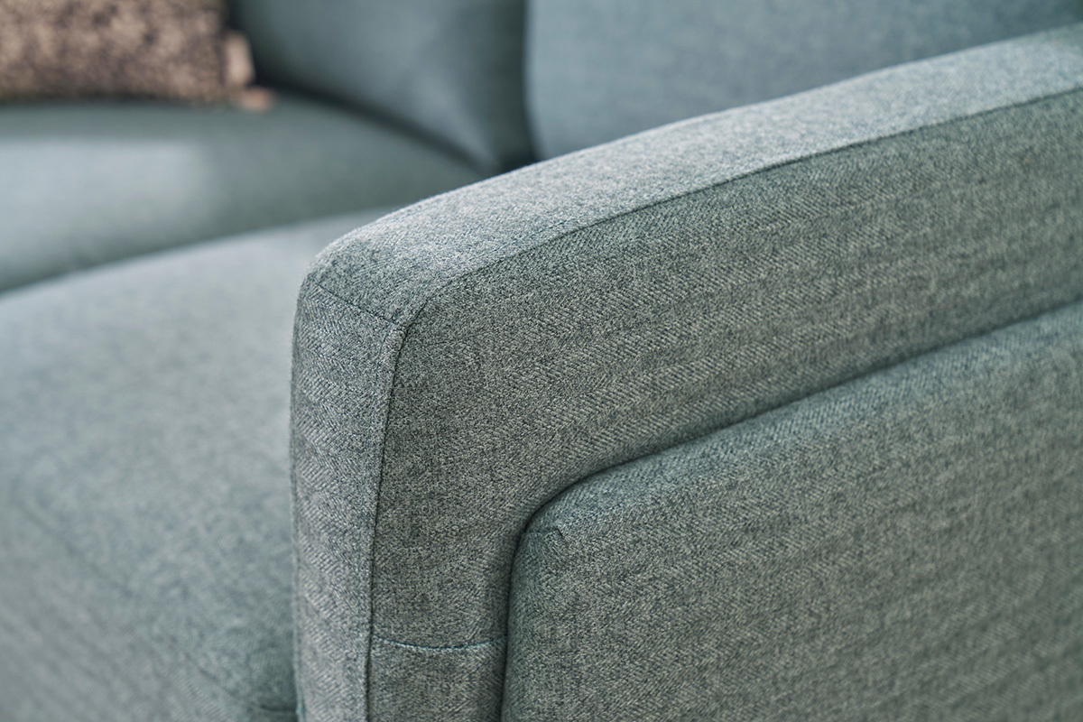 Design-Sofa im gr�ngrauem Samtdesign mit schwarzem Metallfu� 2-Sitzer MOSCO