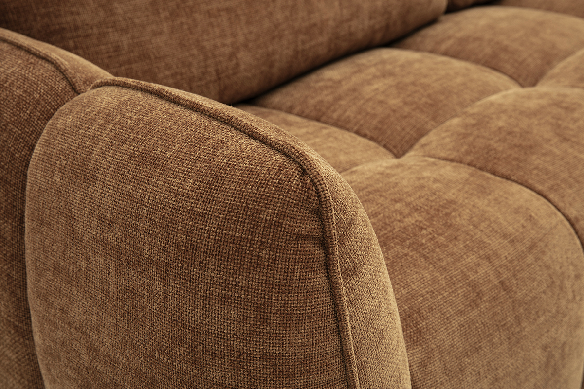 Detail des 3-Sitzer-Designsofas aus strukturiertem Samtstoff in gebranntem Erdton, Nahaufnahme von der Seite.