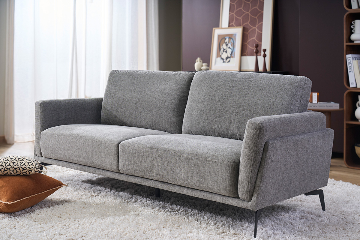 3-Sitzer-Designsofa aus grauem, strukturiertem Samtstoff, schwarze Metallf��e, 3/4-Ansicht.