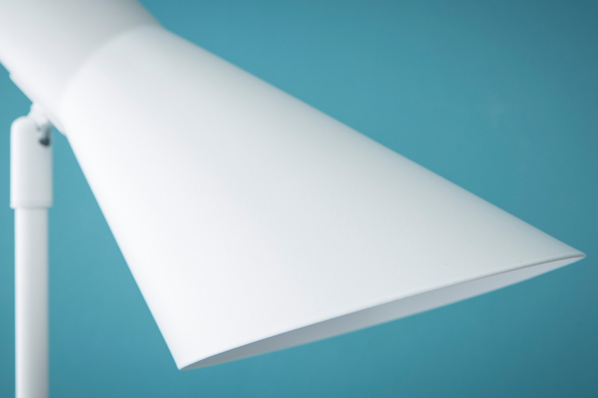 Design-Stehlampe AMPLO aus weiem Metall