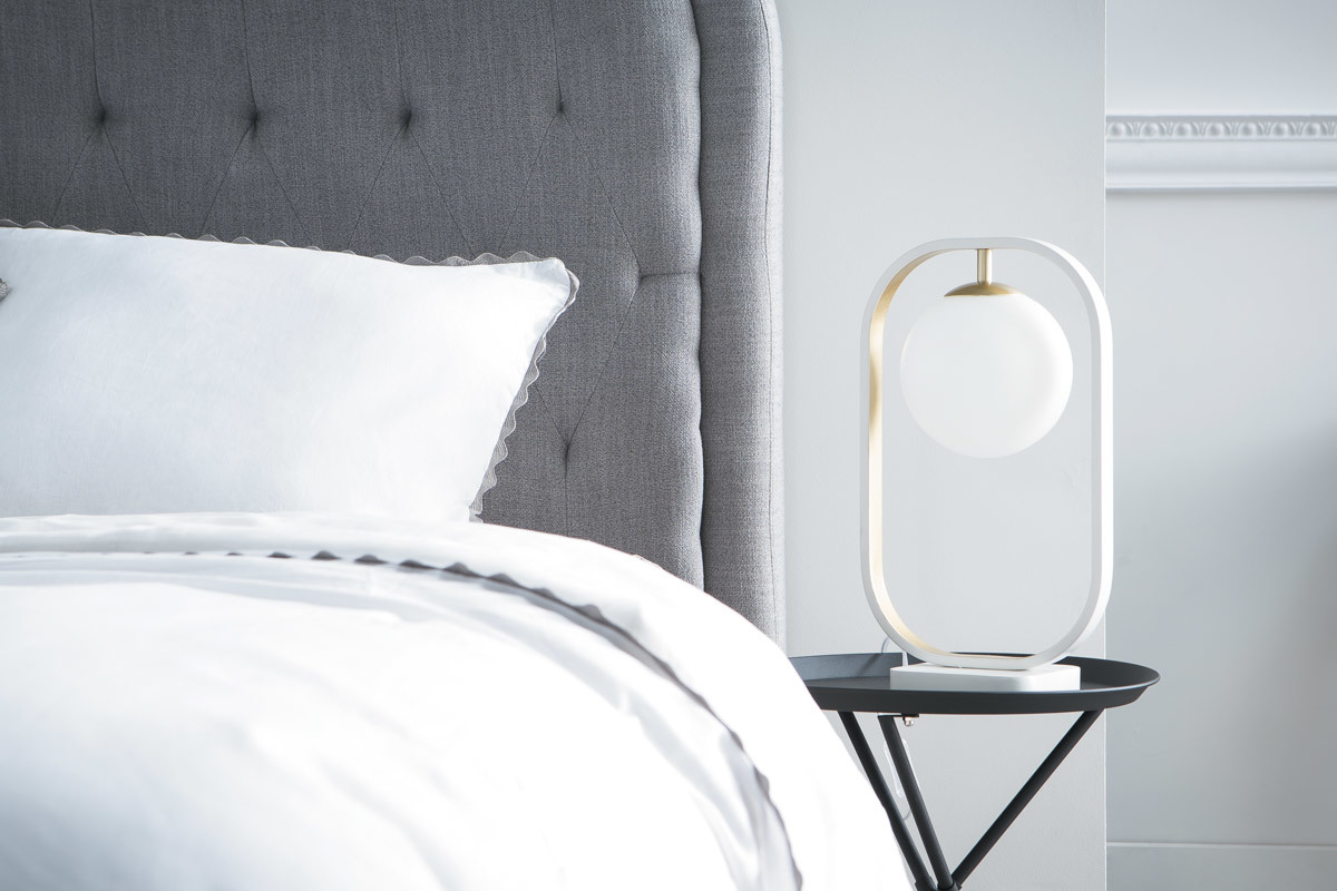 Design-Stehlampe Glas und Metall goldfarben AVOLO