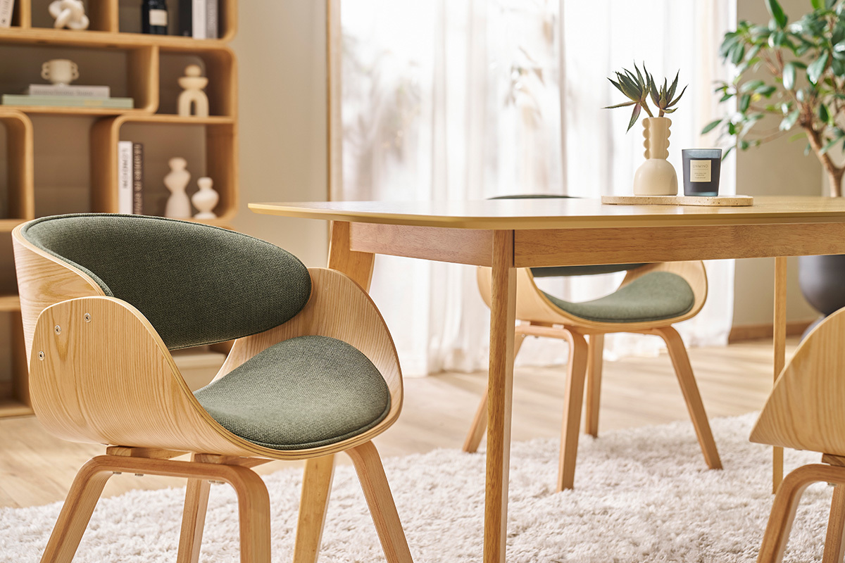 Design-Stuhl aus khakigrnem Stoff und hellem Holz BENT