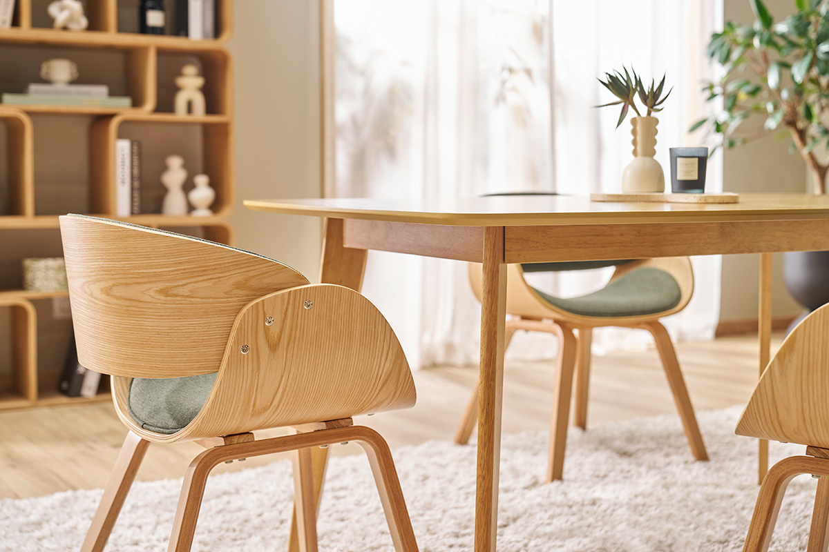 Design-Stuhl aus khakigrnem Stoff und hellem Holz BENT