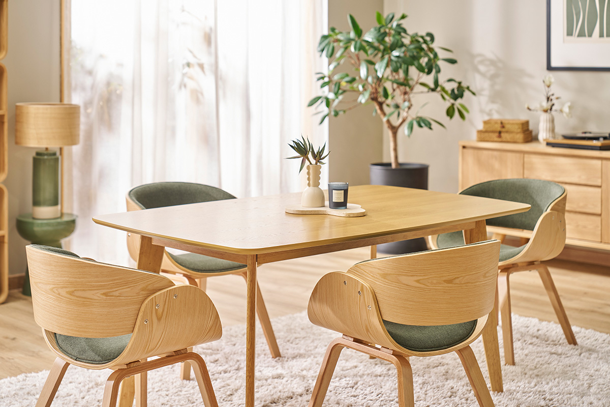 Design-Stuhl aus khakigrnem Stoff und hellem Holz BENT