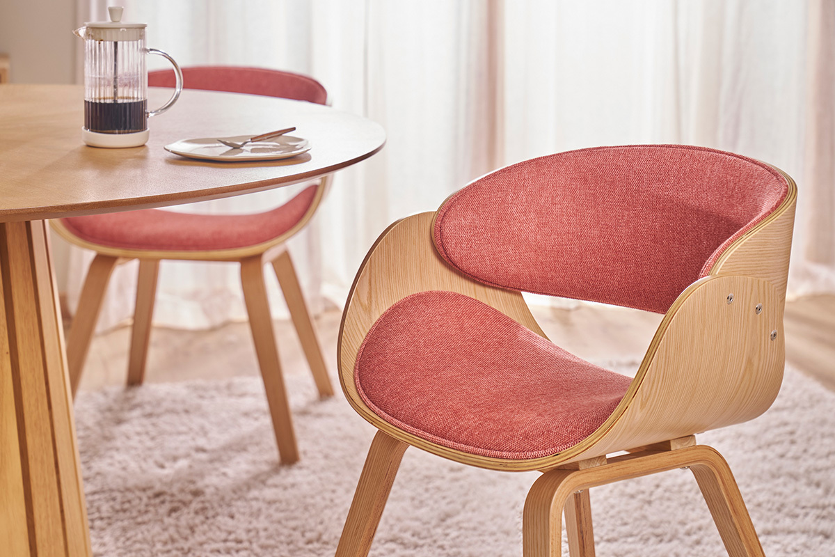 Design-Stuhl aus Samt-Textur-Stoff in Terrakotta und hellem Holz BENT