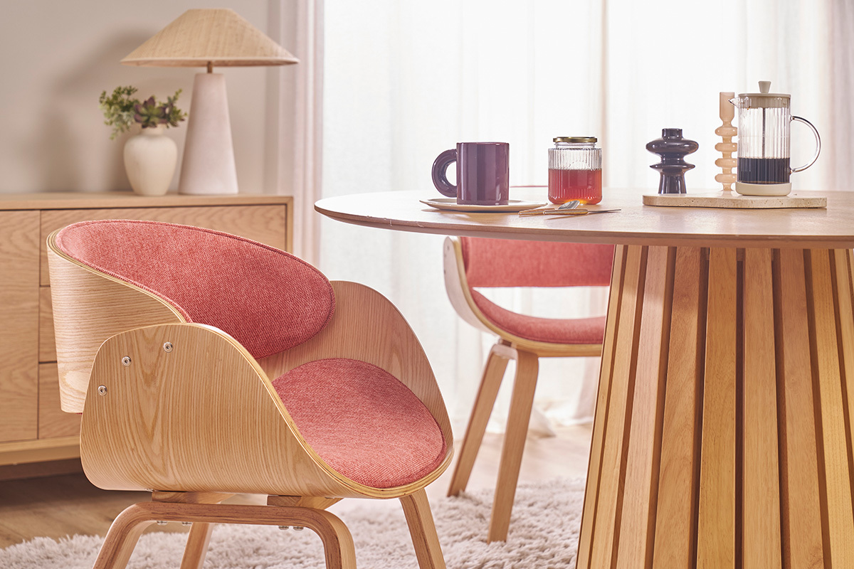 Design-Stuhl aus Samt-Textur-Stoff in Terrakotta und hellem Holz BENT