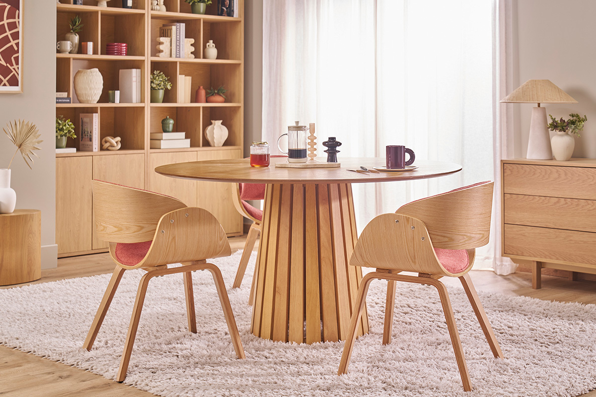 Designstuhl BENT aus Stoff und hellem Holz, Gesamtansicht rund um einen Holztisch.