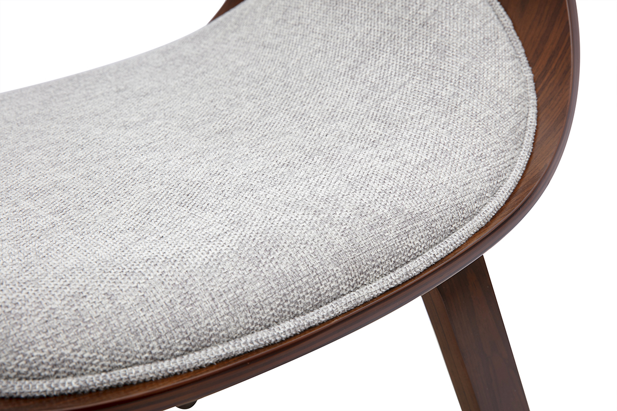 Detail des Designstuhls BENT mit Sitzfl�che aus grauem Stoff und Gestell aus dunklem Holz.