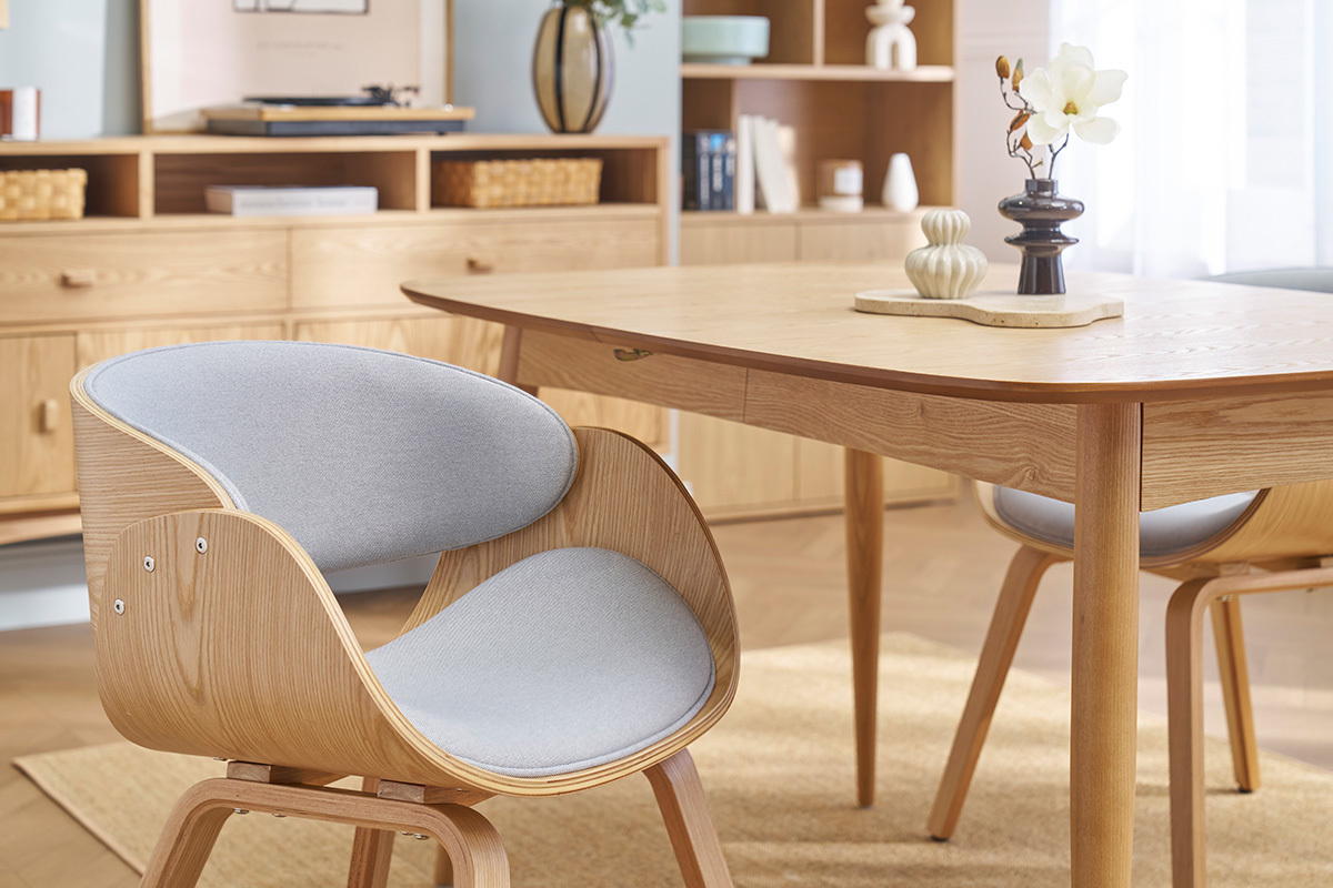 Design-Stuhl hellgrau und helles Holz BENT