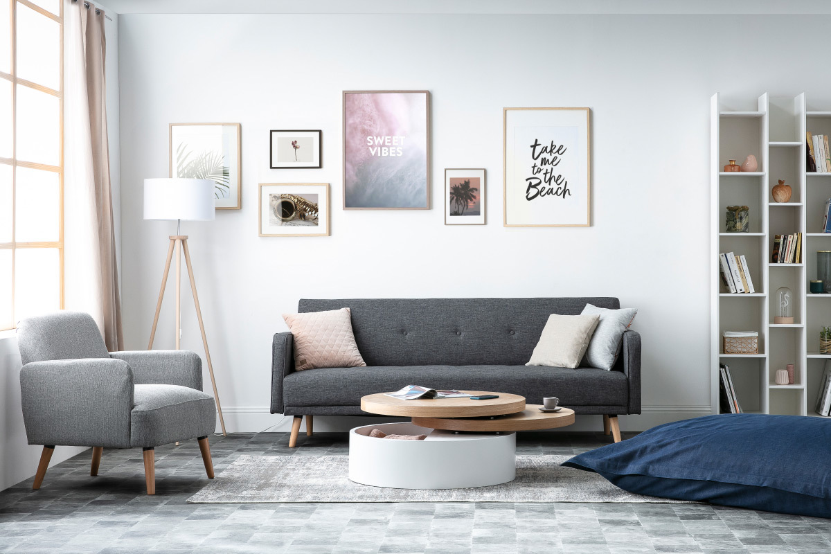 Design-Stuhl Hellgrau und Holzbeine ISKO
