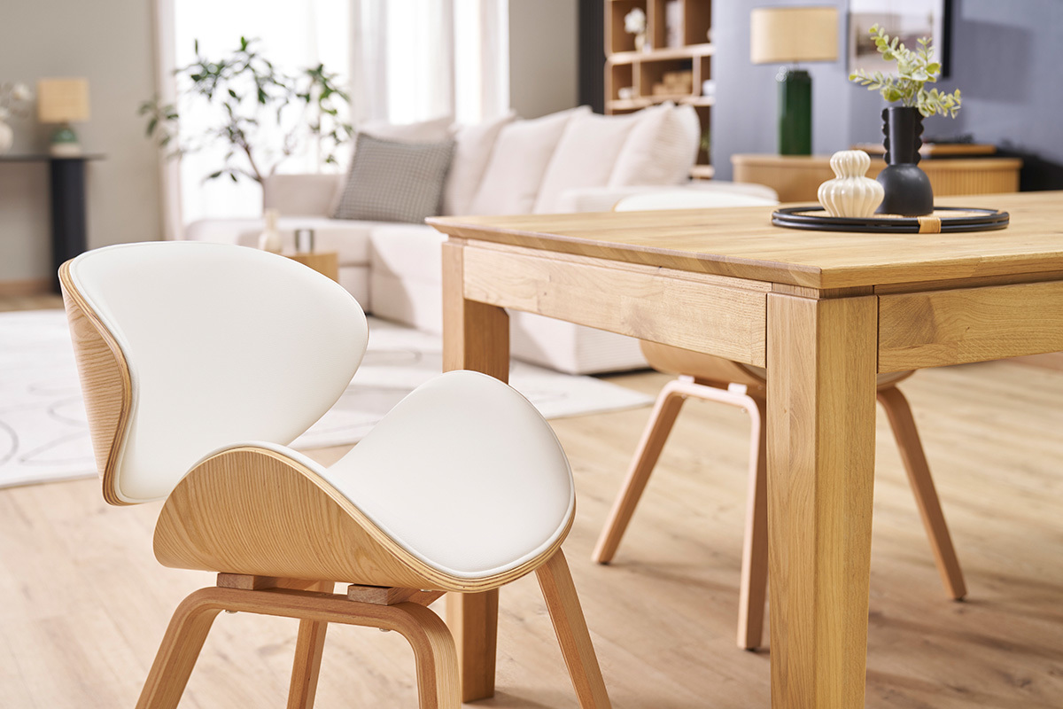 Wei�er Design-Stuhl und helles Holz WALNUT neben einem Holztisch, Seitenansicht in einem Wohnzimmer.