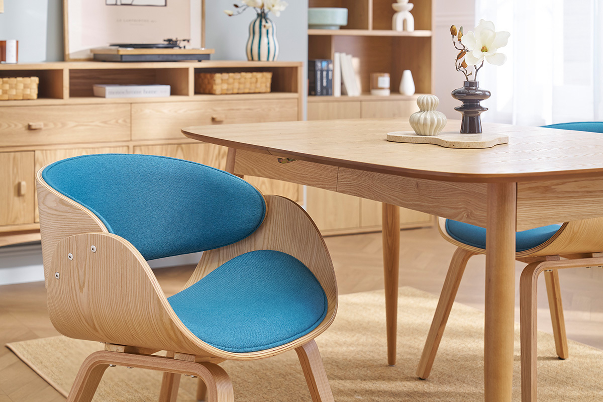 Design-Stuhl Wei und helles Holz BENT