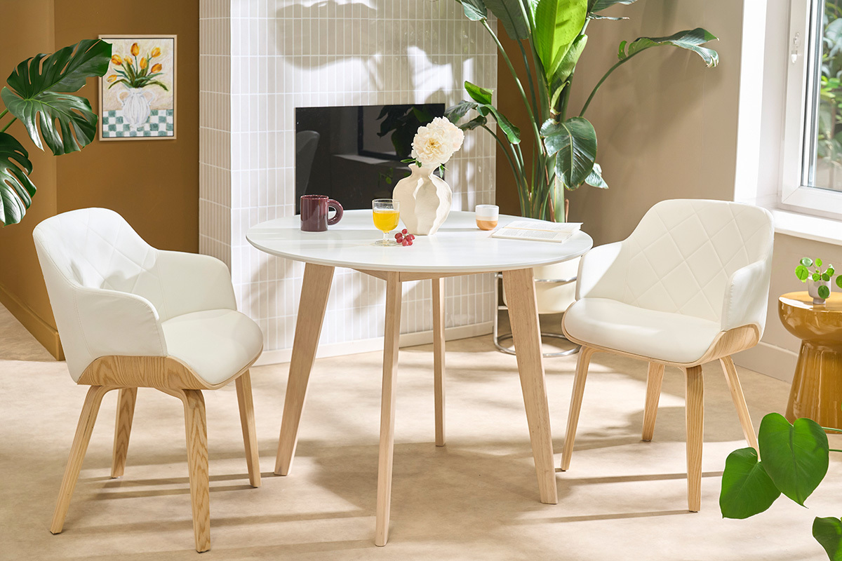 Wei�er Designstuhl aus hellem Holz LUCIEN, Vorderansicht, in einem modernen Esszimmer.