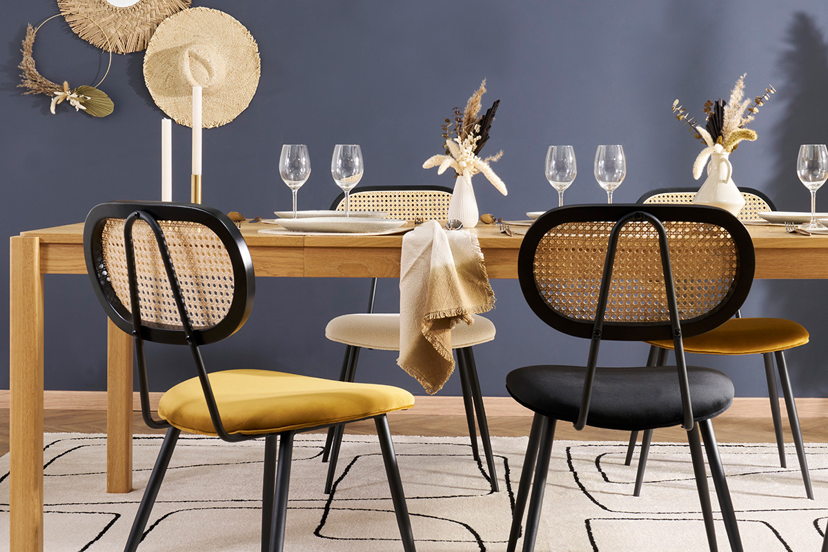 St�hle SWANN in bronzefarbenem Samt und Rattan um einen Holztisch, R�ckansicht.