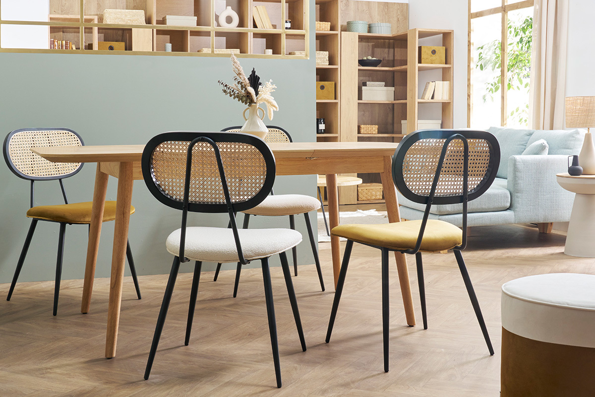 Vier SWANN-St�hle um einen Holztisch, R�ckenlehne aus Rattan und Sitz aus Samt.