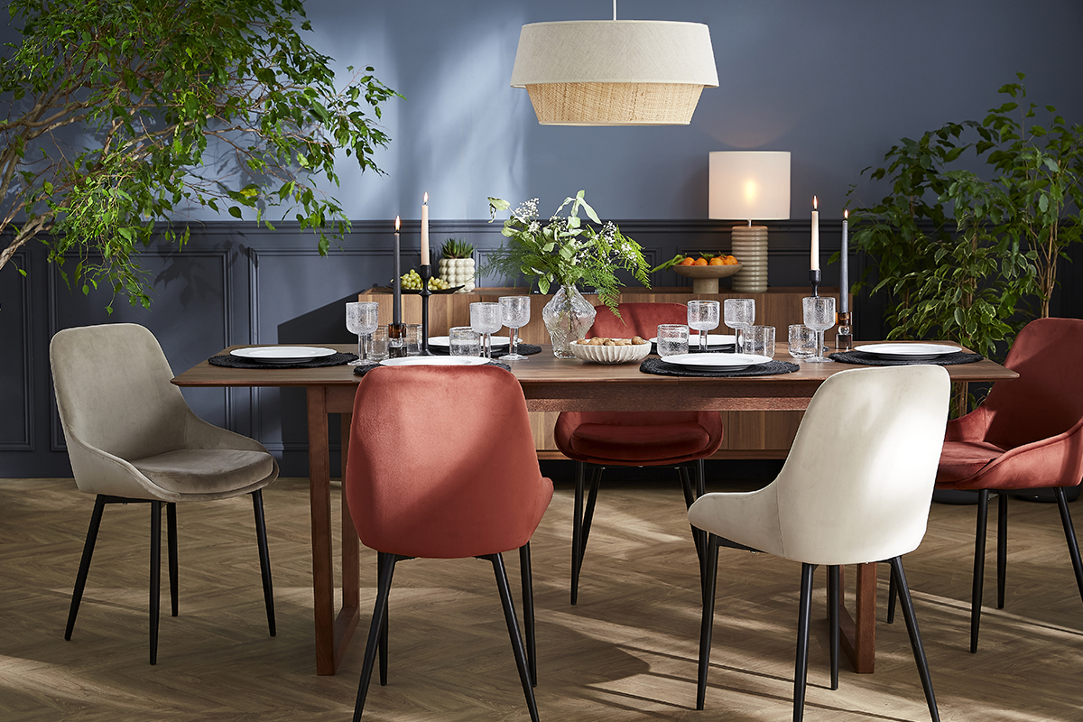 Farbenfrohe Designst�hle, um einen Esstisch herum pr�sentiert.