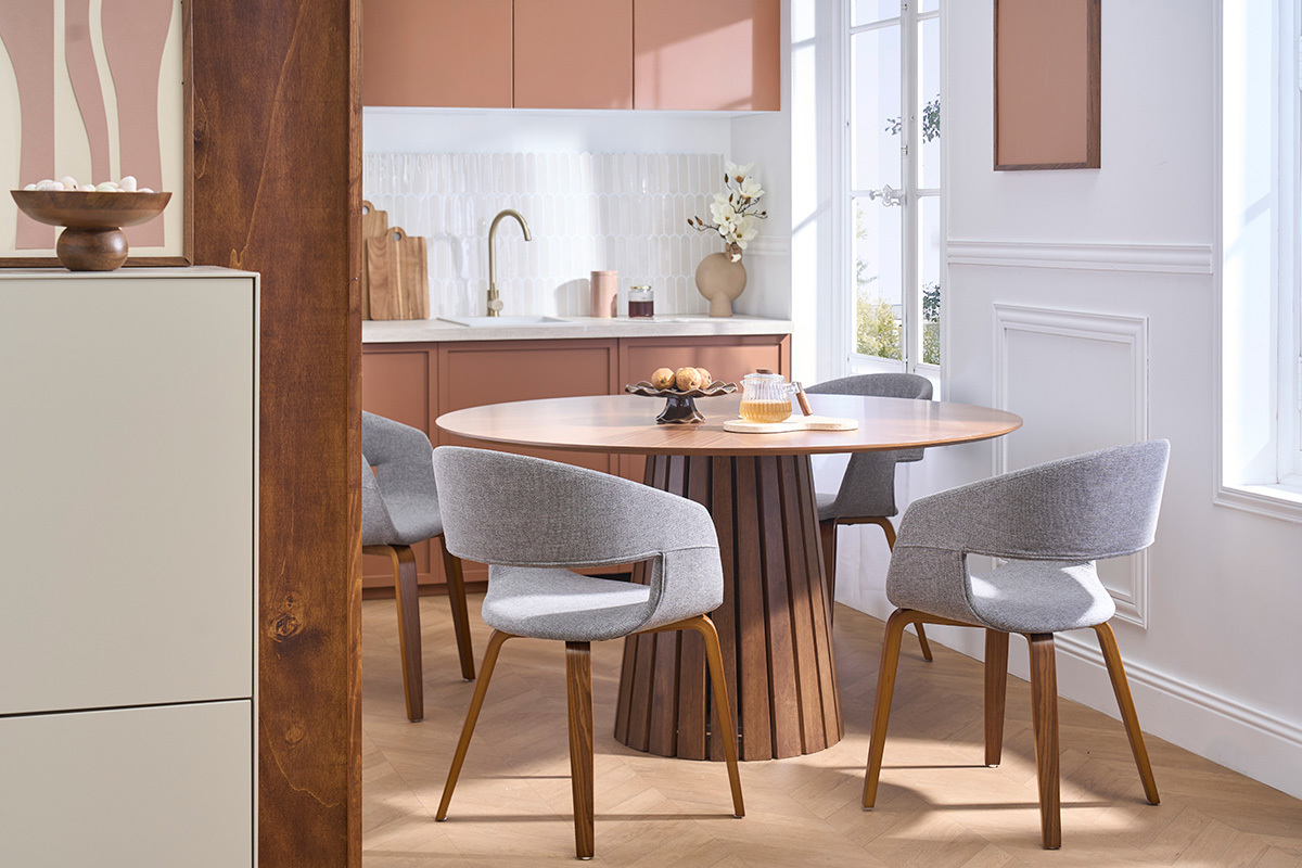 Designst�hle SLAM aus grauem Stoff mit dunklen Holzbeinen, um einen Holztisch herum, modernes Interieur.