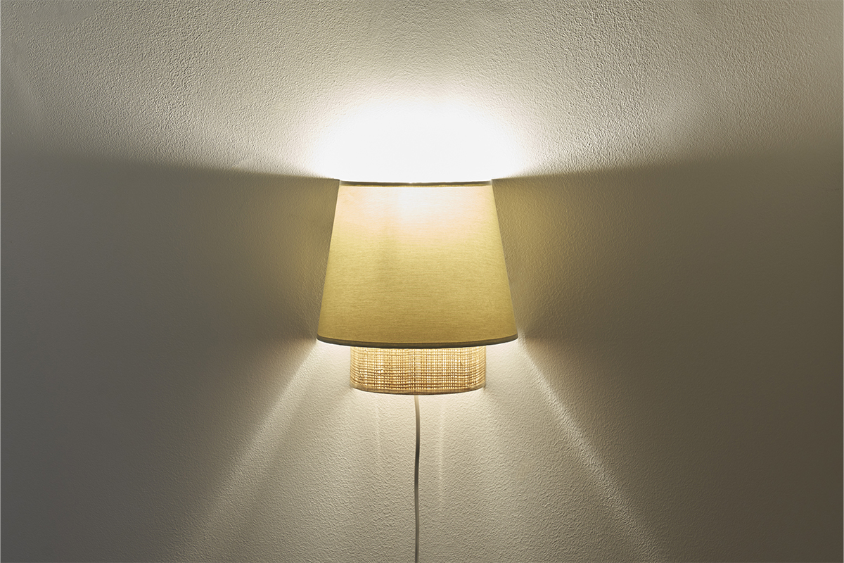 Design-Wandleuchte aus salbeifarbener Baumwolle und naturfarbenem Bast H25 cm JUME