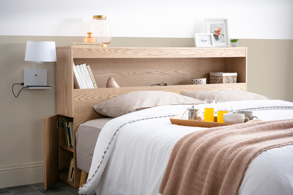 Design-Wandleuchte PLUG aus wei�em Metall und mit USB-Anschluss