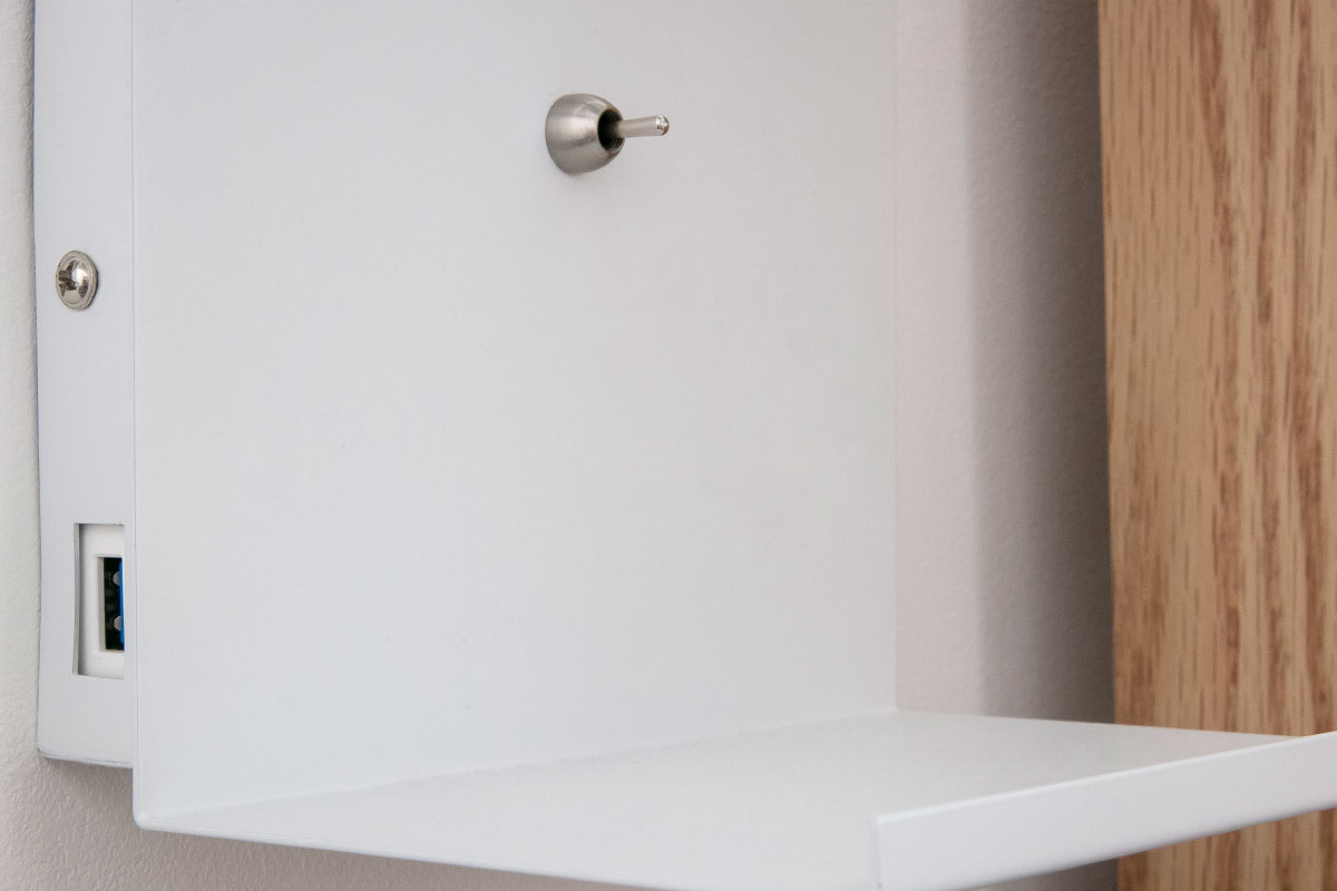 Design-Wandleuchte PLUG aus wei�em Metall und mit USB-Anschluss