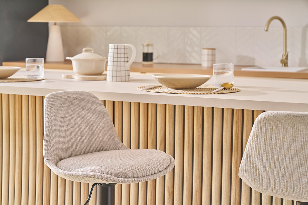 Designer-Barhocker aus beigem samtigem Stoff im 2er-Set STEEVY