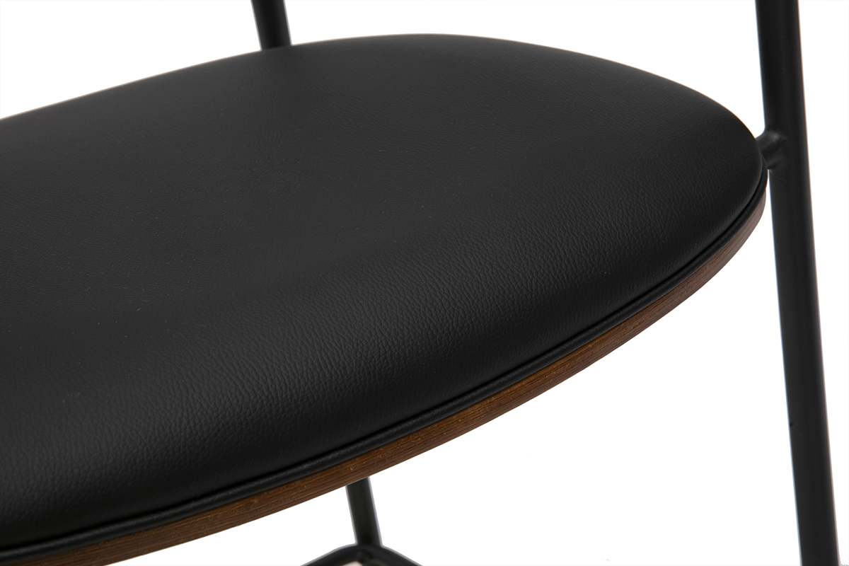 Details eines Barhockers in Schwarz und Walnussholz, Nahaufnahme der Sitzfl�che.