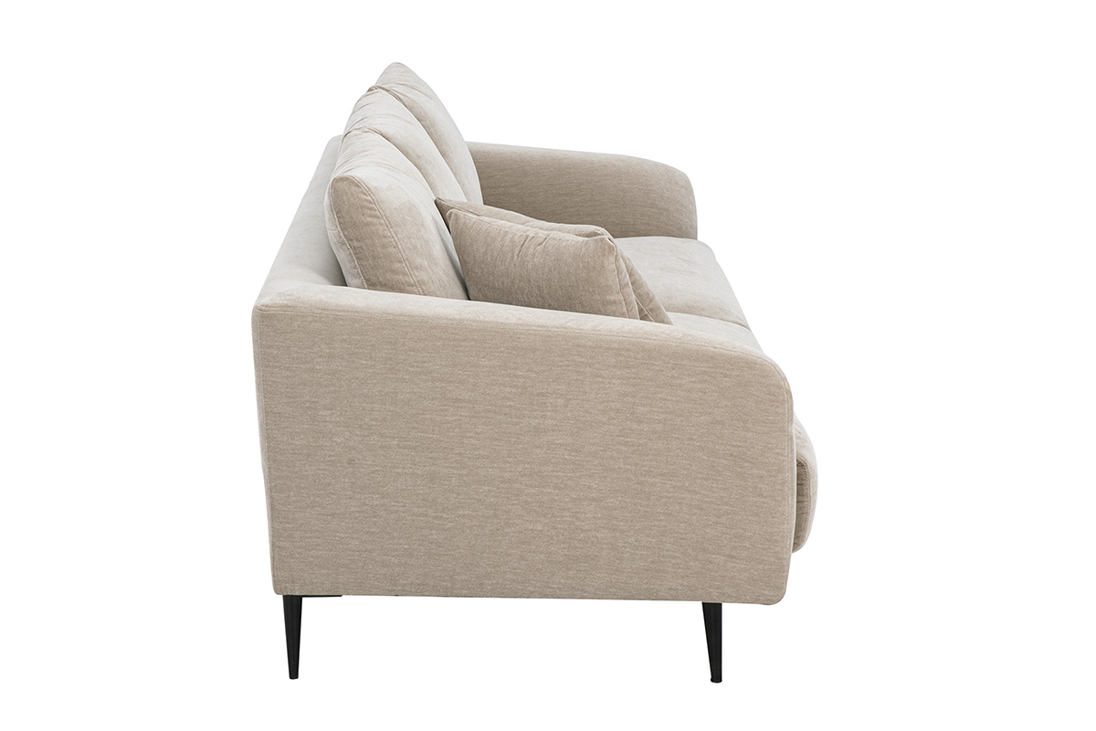 3-Sitzer-Designsofa JERRY aus taupefarbenem Stoff in Samtoptik, Seitenansicht, mit Armlehnen und weichen Kissen.