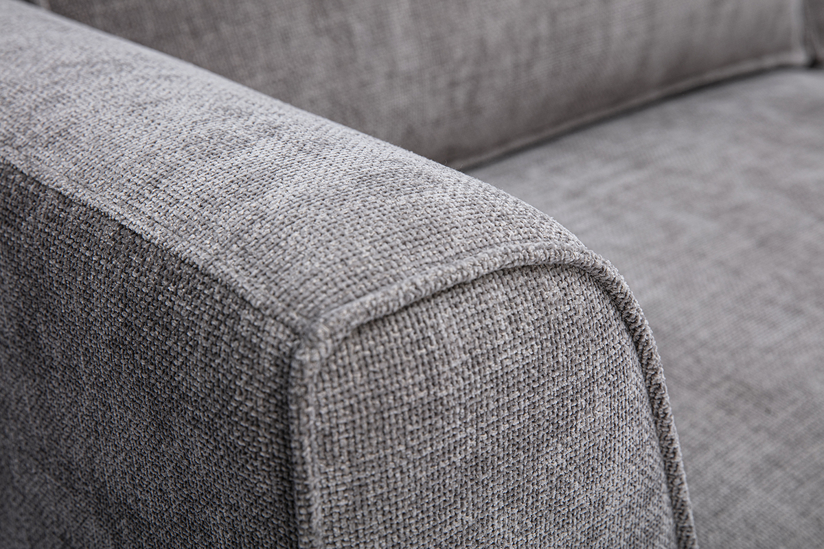 Detail des 3-Sitzer-Designsofas aus grauem Stoff mit texturierter Samtoptik, geschwungene Armlehne